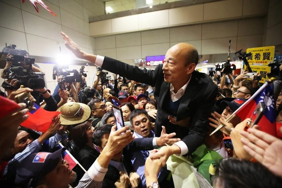 韩国瑜背后有一群死忠韩粉，其中，比死忠还要死忠的韩粉被称为“钢铁韩粉”。（联合新闻网）