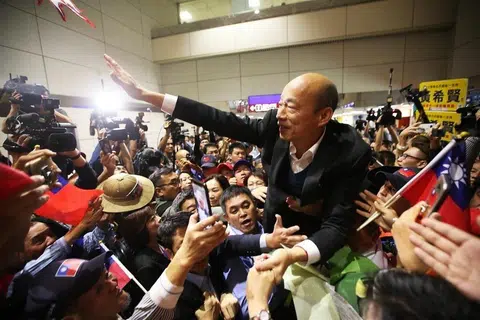 韩国瑜背后有一群死忠韩粉，其中，比死忠还要死忠的韩粉被称为“钢铁韩粉”。（联合新闻网）