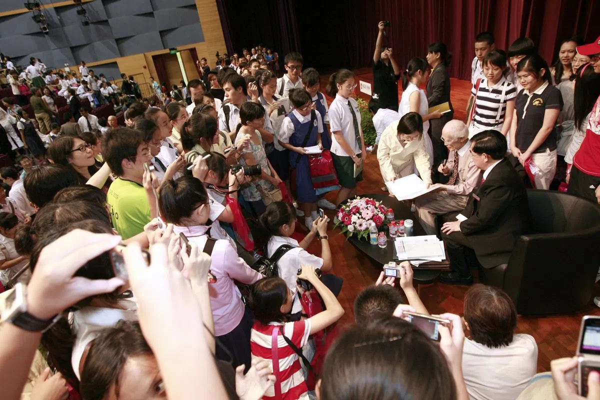  台湾著名诗人余光中（80岁）应南洋理工大学孔子学院之邀，于2009年9月5日下午2时在义安理工学院礼堂“连士升杯青少年美文比赛2009颁奖礼”上发表专题演讲《华文与英文，文笔与译笔》。（联合早报） 