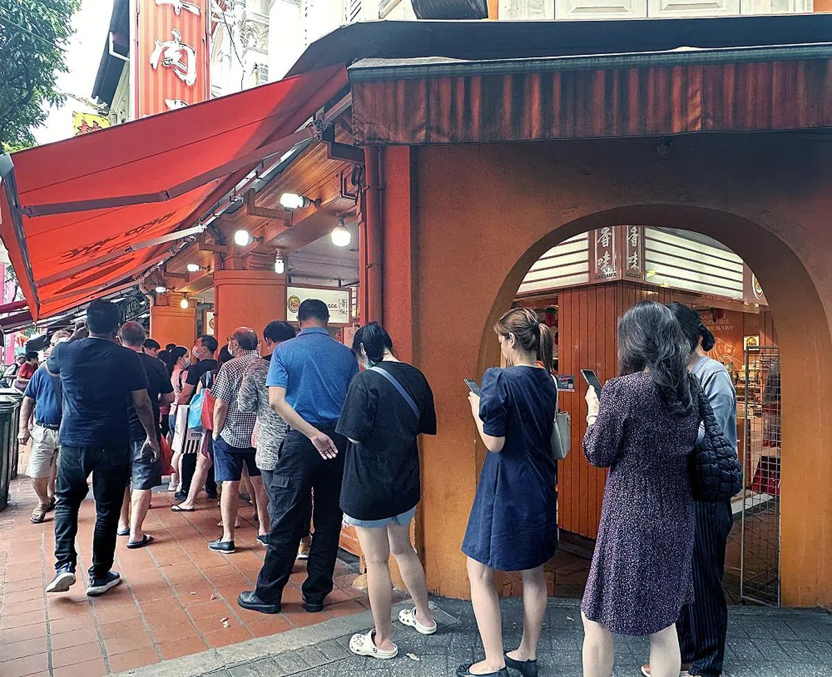 还好这家肉干店有遮盖，下雨也不怕。（新明日报）