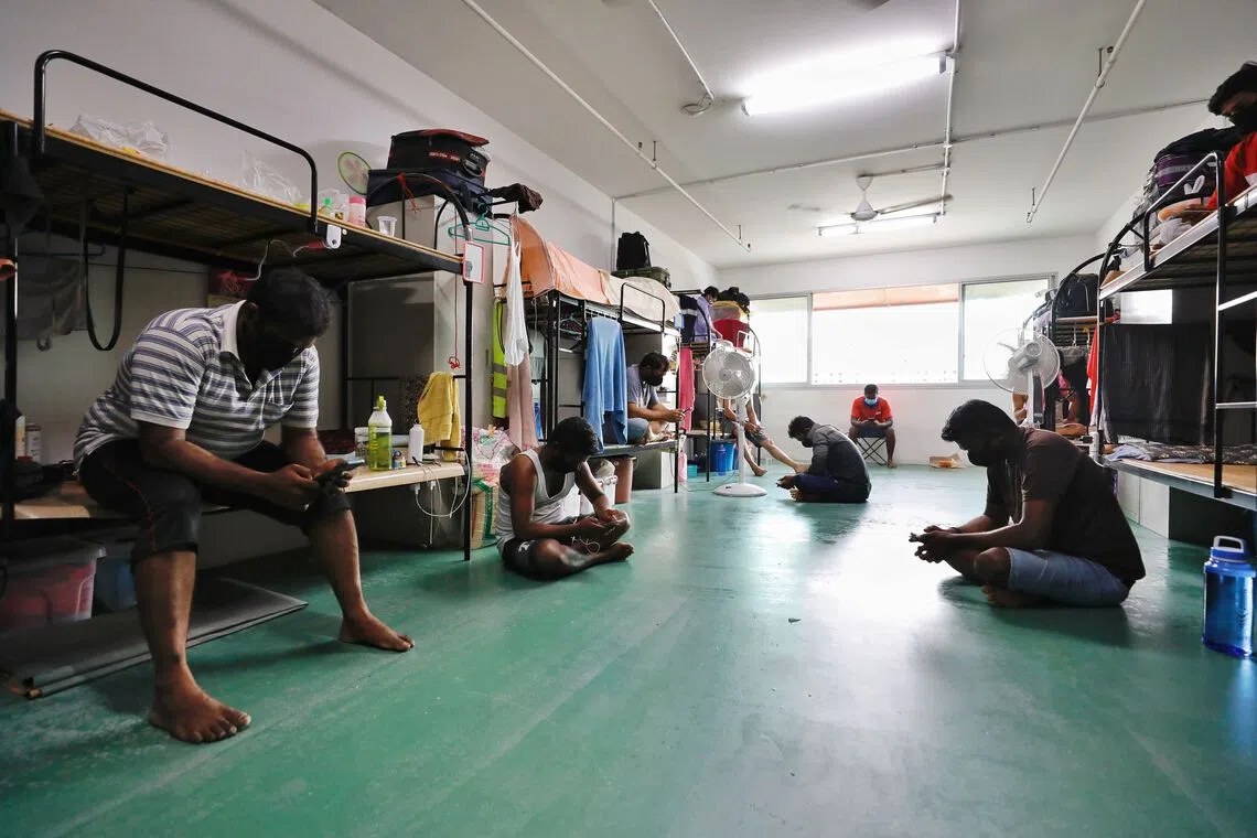 疫情期间的客工宿舍空间有了较大的改善，但设施还是相对简陋。