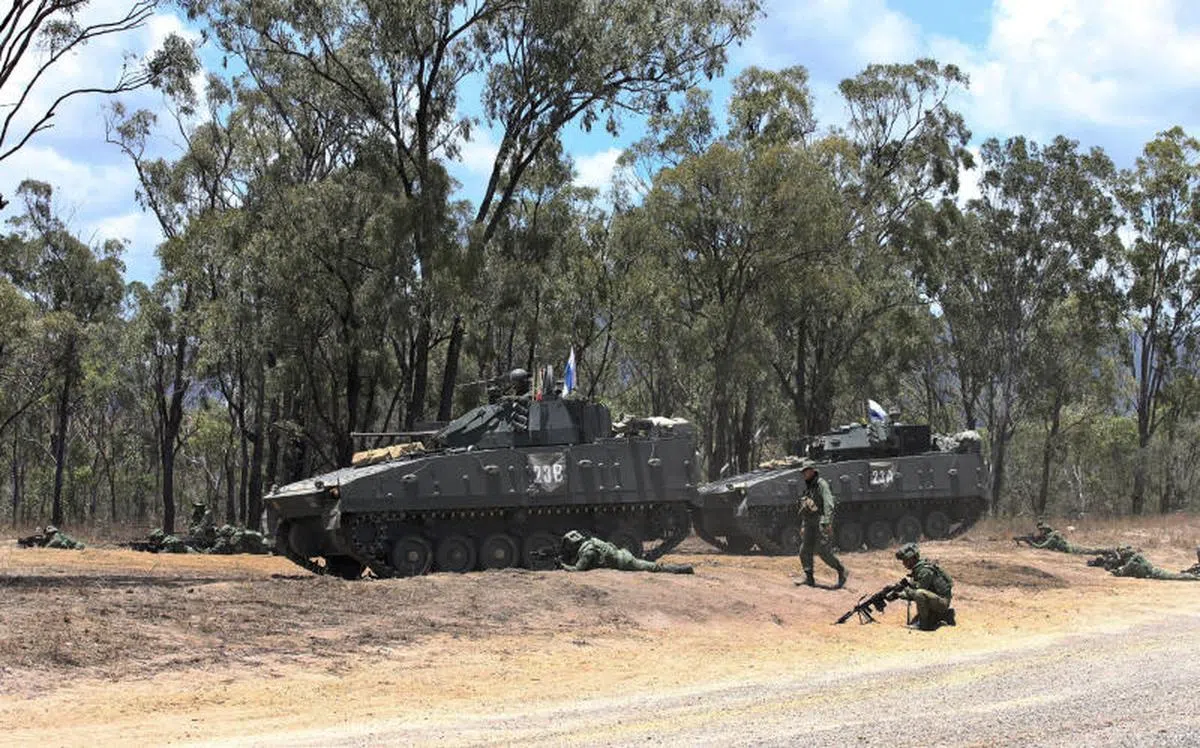  新加坡武装部队41装甲营的士兵目前正在澳大利亚昆士兰肖尔沃特湾训练区参与“袋鼠演习”（Exercise Wallaby）。装甲兵于2019年10月22日在野外进行连级训练。（联合早报） 