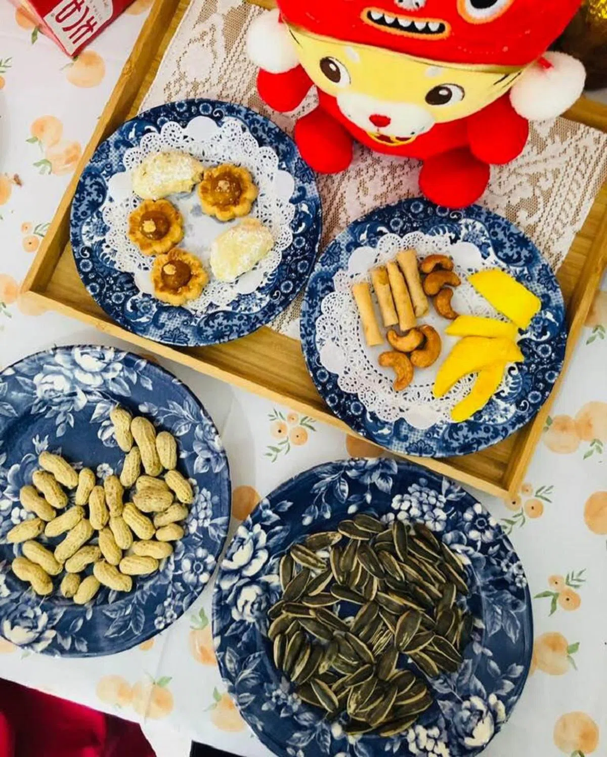 农历新年期间，免不了要大吃大喝大快朵颐一番。（卢丽珊摄）
