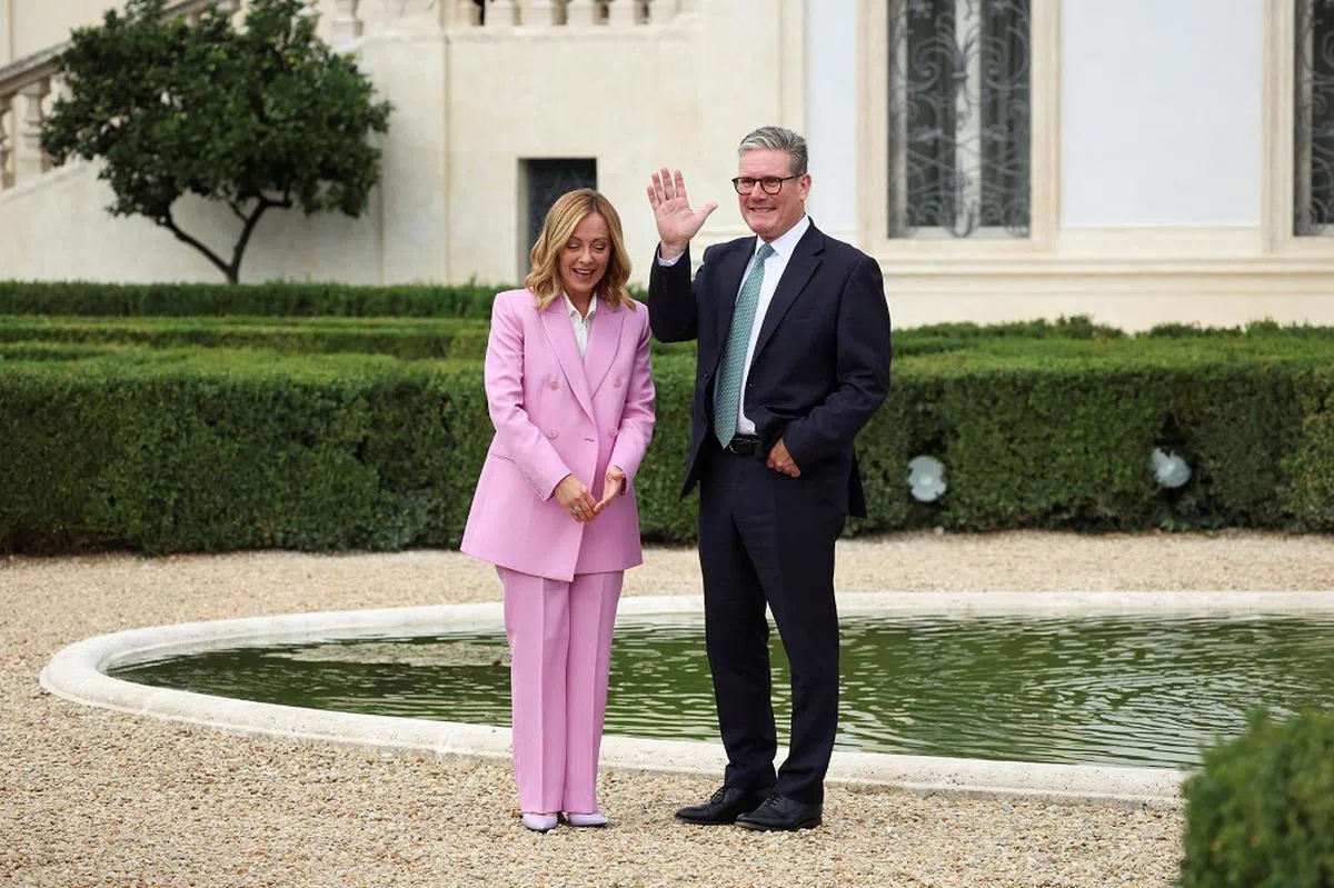 斯塔默（右）9月访问意大利时，受到意大利总理梅洛尼（左）接待。（路透社）