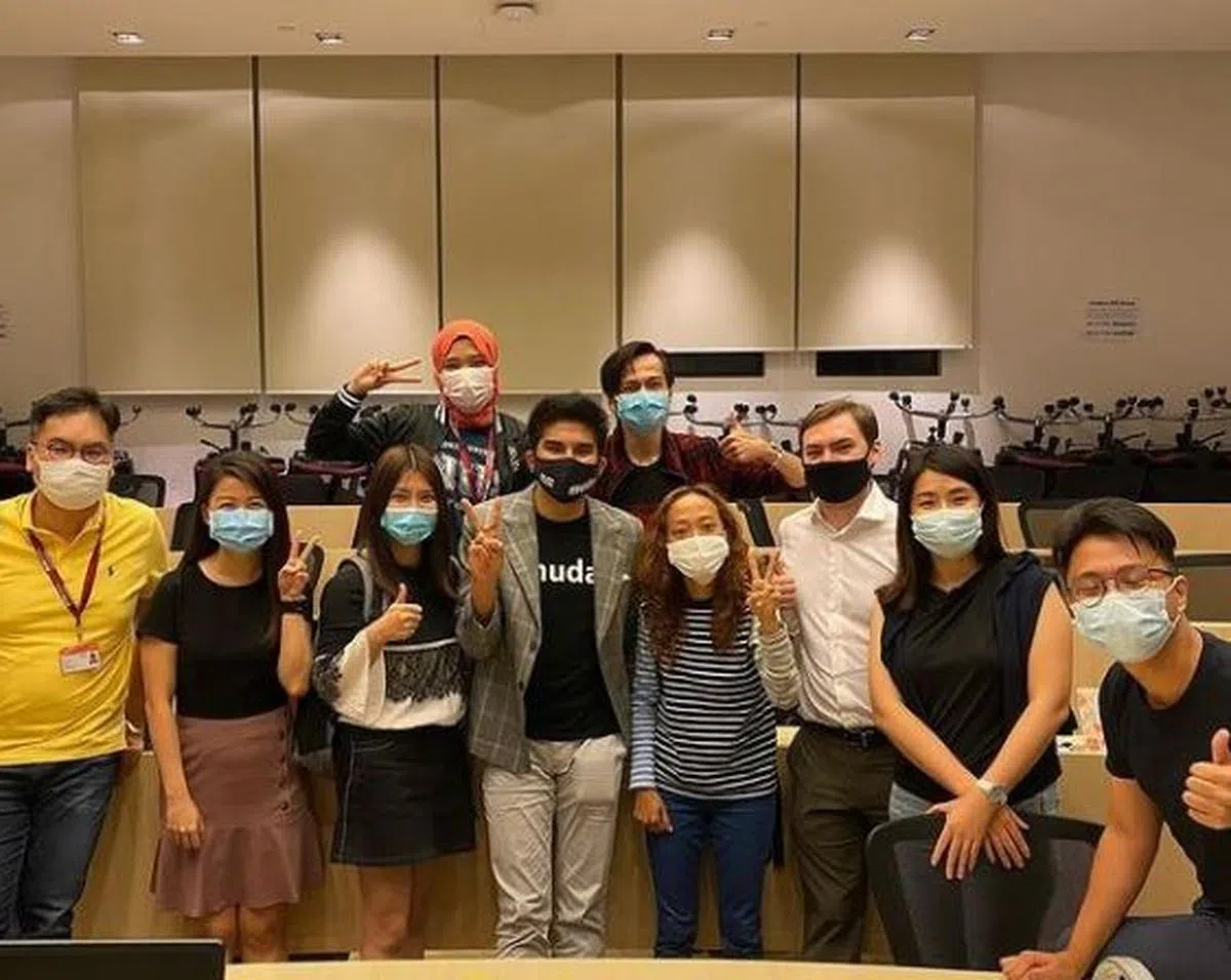  赛沙迪在国大一场对话会分享经验，并与国大学生留影。（赛沙迪Instagram） 