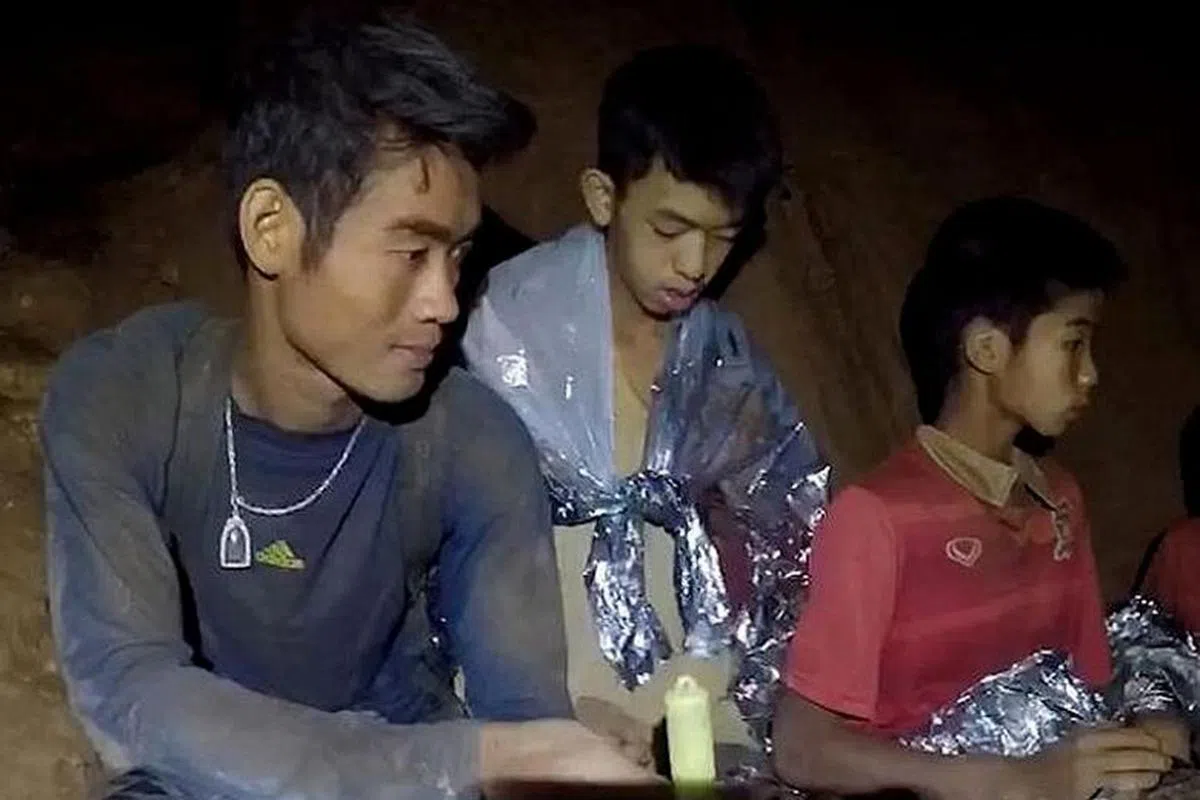  埃卡坡与12名少年被困时，将有限的粮食和干净的食水全部分给他们保命、导致自己营养不良身体最为虚弱。（泰国海军海豹部队面簿） 