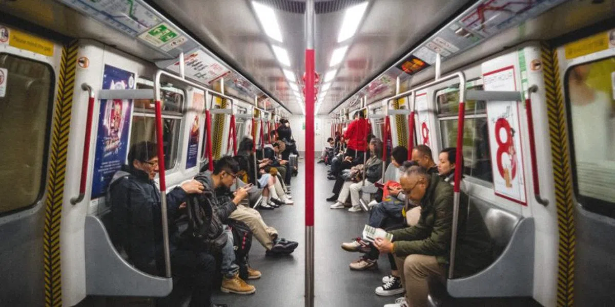  港铁因列车延误缴纳的罚款将用来回馈乘客。（互联网） 