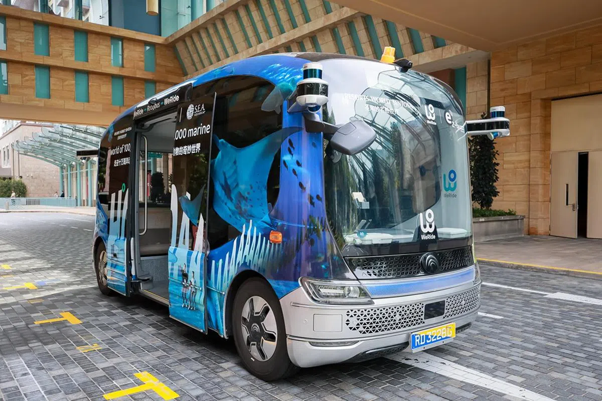 圣淘沙名胜世界（RWS）自2024月4月起，部署了无人驾驶的Robobus作为试点服务。截至今年2月，这些无人驾驶巴士在公共假期或周末一天就可运送50名至约100名乘客。（海峡时报）