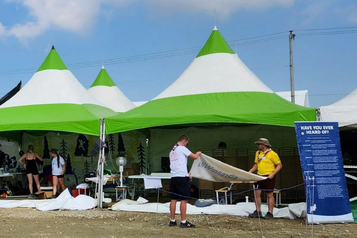 有家长申诉，营地的帐篷和吊床不够，孩子被迫席地而睡。（路透社）