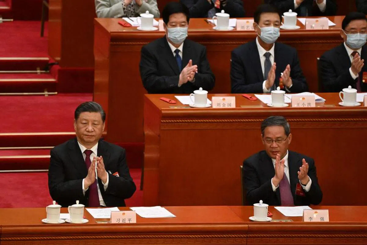 习近平（左）面前有两个茶杯，相比之下，候任总理李强（右）和在场其他政要桌前都只有一个茶杯。（法新社）
