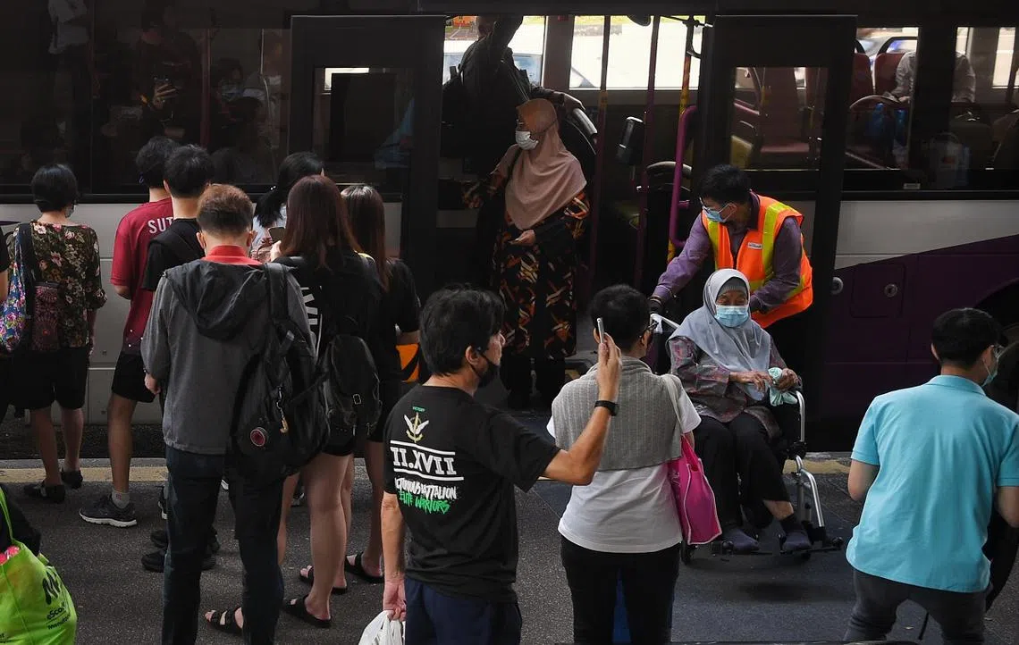 陆交局说，我国交通系统旨在具备包容性，比如设置斜坡、电梯和无障碍设施，使特需人士能更自立四处通行。（海峡时报）