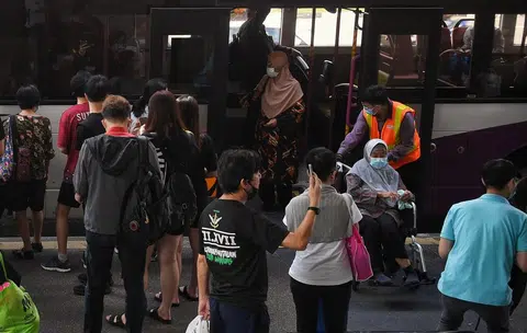 陆交局说，我国交通系统旨在具备包容性，比如设置斜坡、电梯和无障碍设施，使特需人士能更自立四处通行。（海峡时报）