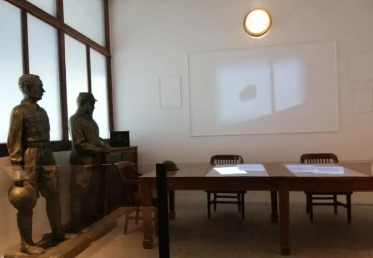  展览馆模拟1942年英军投降时的会议室，让访客能亲身感受历史震撼。（互联网） 