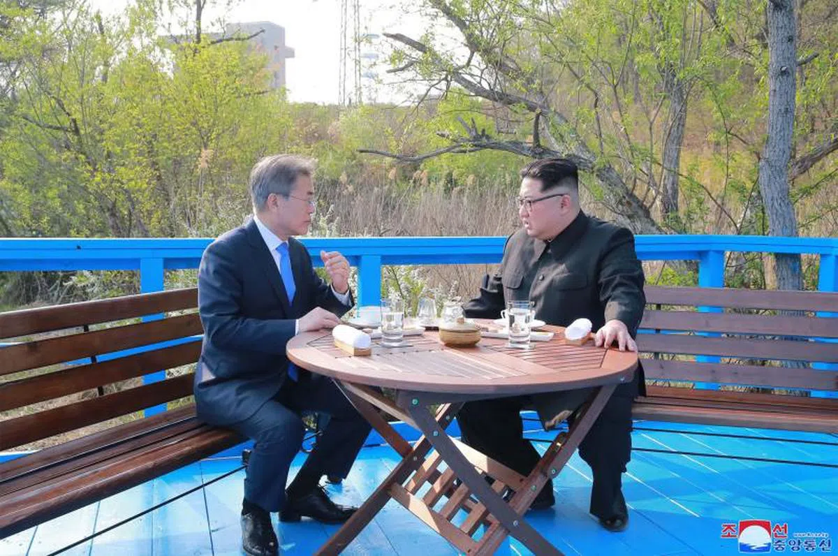  4月27日，文在寅与金正恩在板门店休战村会面。（朝鲜中央通讯社） 