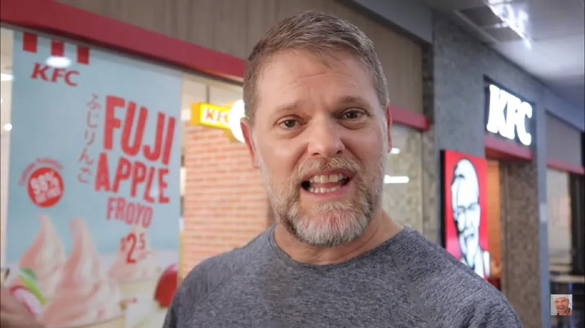 澳大利亚网红美食家Greg Hadley制作了一段11分钟的试吃新加坡肯德基的视频。（视频截图）