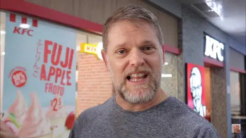 澳大利亚网红美食家Greg Hadley制作了一段11分钟的试吃新加坡肯德基的视频。（视频截图）