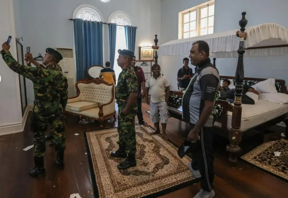 轮流试睡超级大床。（欧新社）