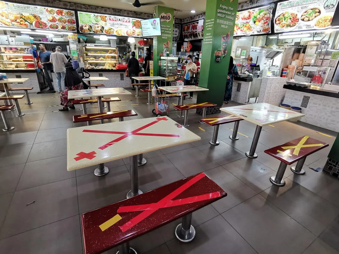 今天（4月7日）开始实施“断路器”禁闭令，小贩中心和咖啡店只允许打包，不能堂食。（新明日报）