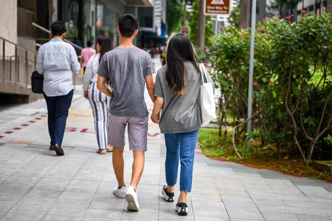 本地有越来越多单身男女选择透过约会app找对象。（海峡时报）