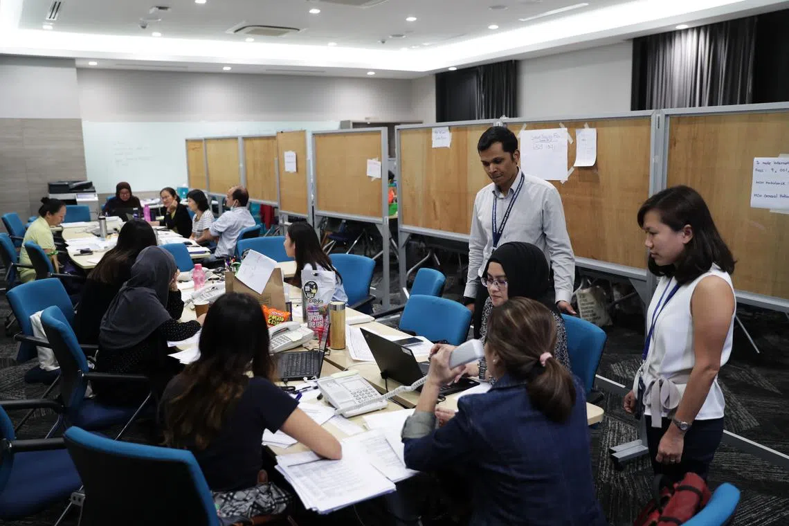 卫生部流行病学部门的联系追踪小组在对冠病确诊病例展开追踪工作。（海峡时报）