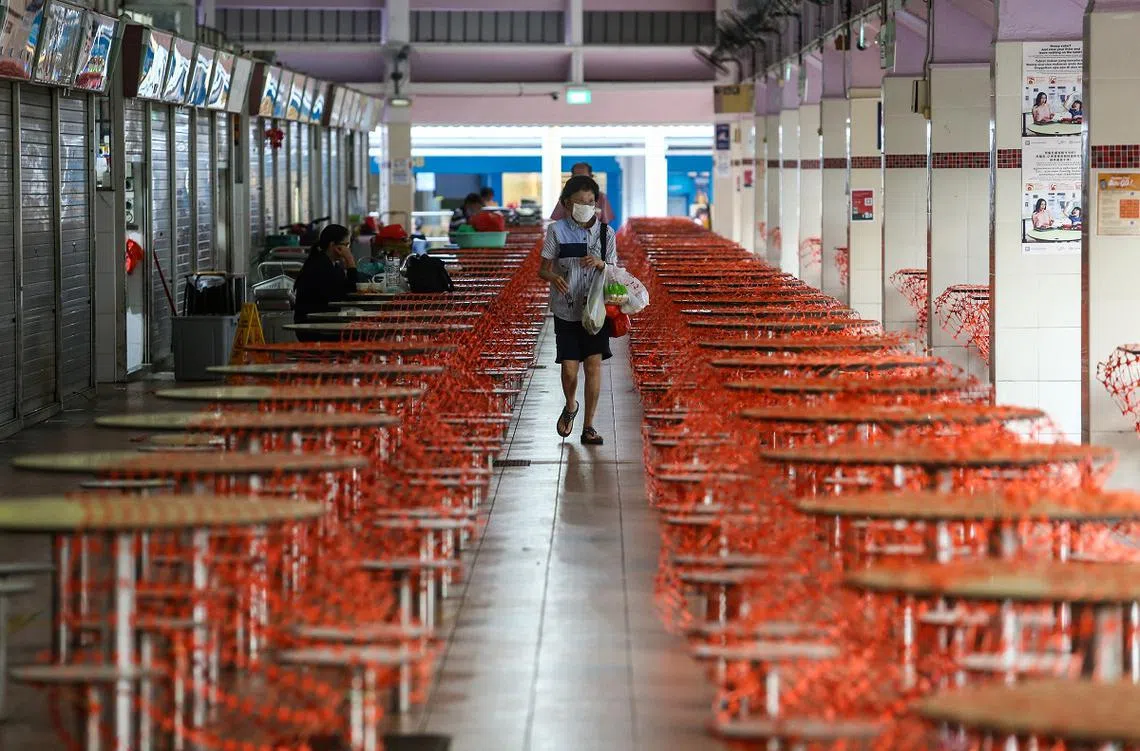 我国从7月22日起至8月18日重返高警戒解封第二阶段，禁堂食、只能两人外出、收紧大型活动的人数限制等。（联合早报)