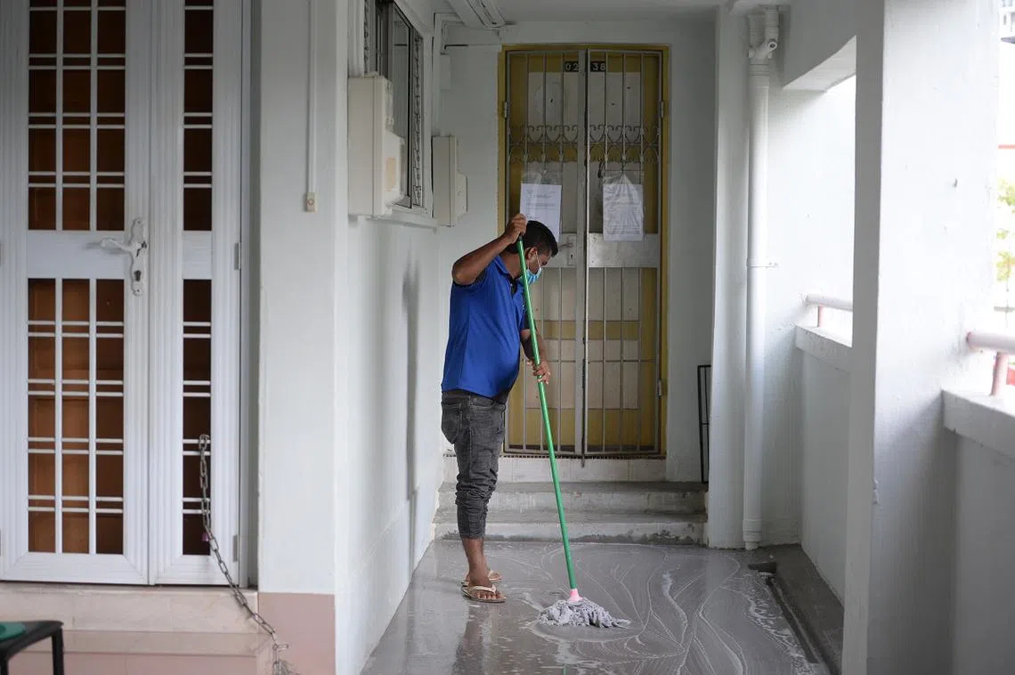 波东巴西组屋单位在两年前发现白骨后，清洁工人清理单位外的走廊。（联合晚报）