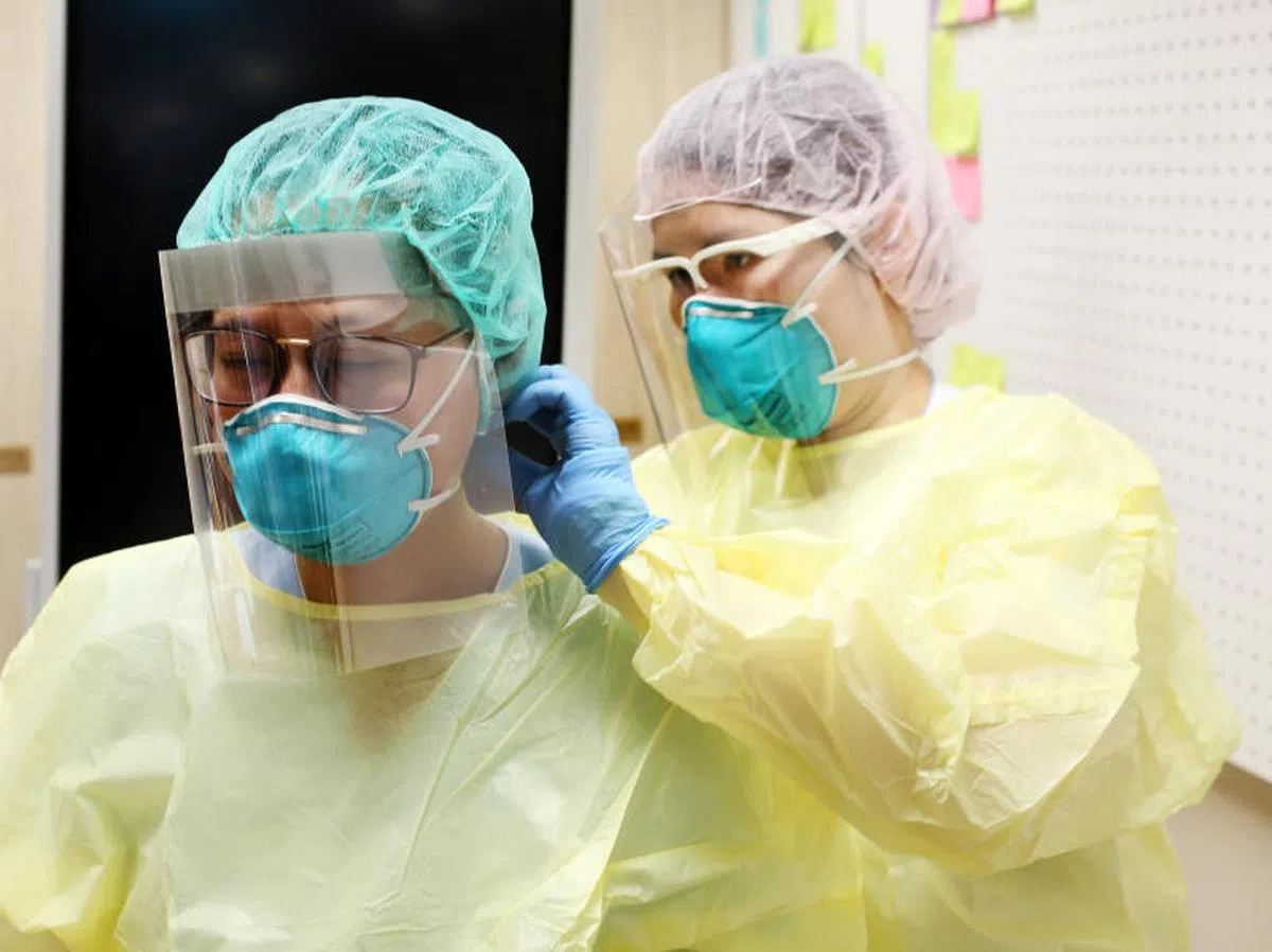  2019冠状病毒疾病（COVID-19，简称冠病19）疫情暴发，医疗保健创新中心、传染病中心，以及陈笃生医院合作开发改良版医护面罩，让前线医护人员更易穿戴降低感染风险。（联合早报） 