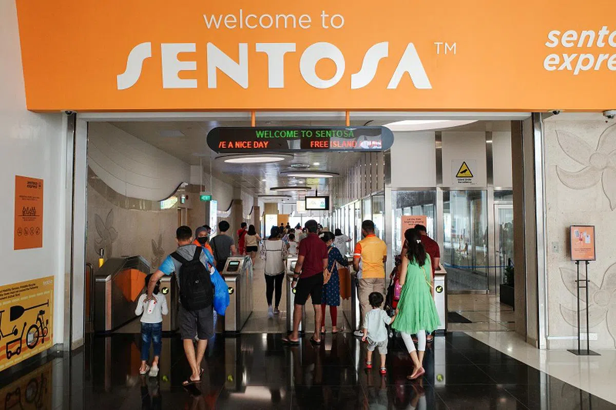 根据《摄影录像知道原则》，在圣淘沙等处拍摄前必须先申请准证。（联合早报）