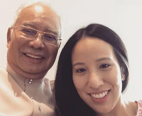 纳吉（左）向马国当局申请出国探望即将临盆的女儿诺丽雅娜（右）。（互联网）