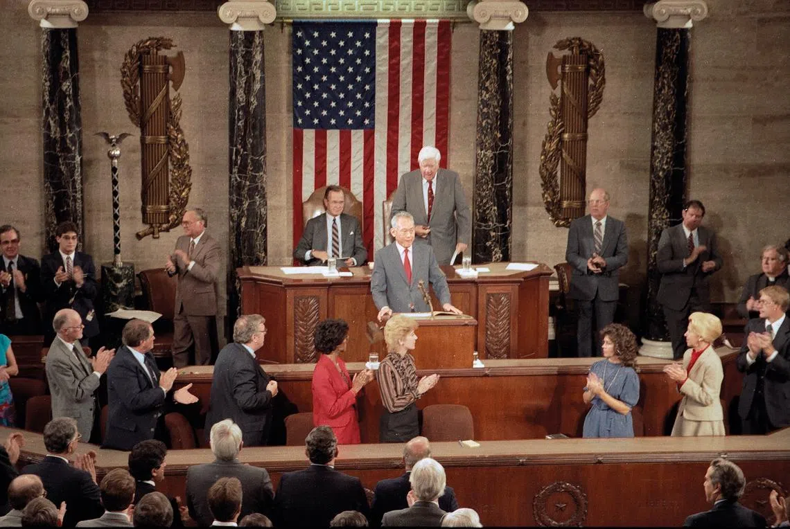 李光耀1985年访问美国时，获邀在美国参众两院联席会议上演讲。（联合早报）