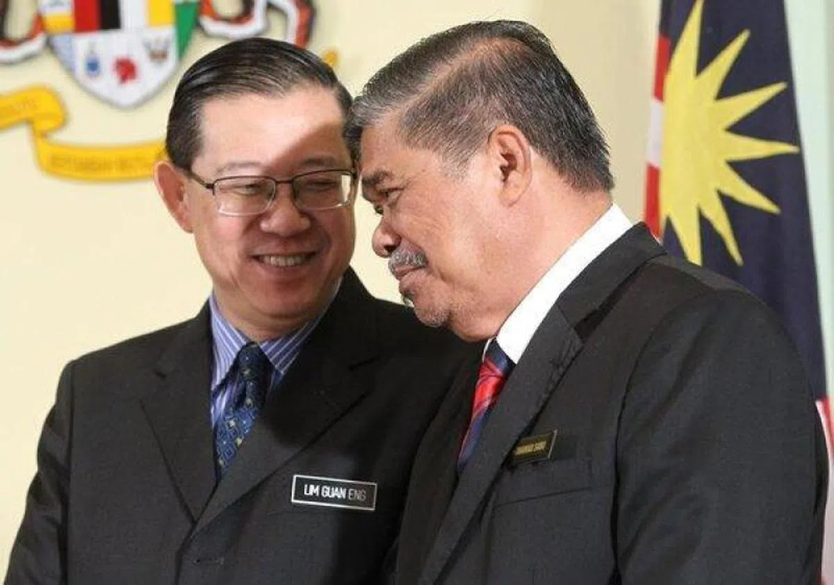  诚信党主席莫哈末沙布（右）和行动党秘书长林冠英（左）发表联合文告表示，他们自1998年就支持公正党主席安华成为首相。（星洲日报） 