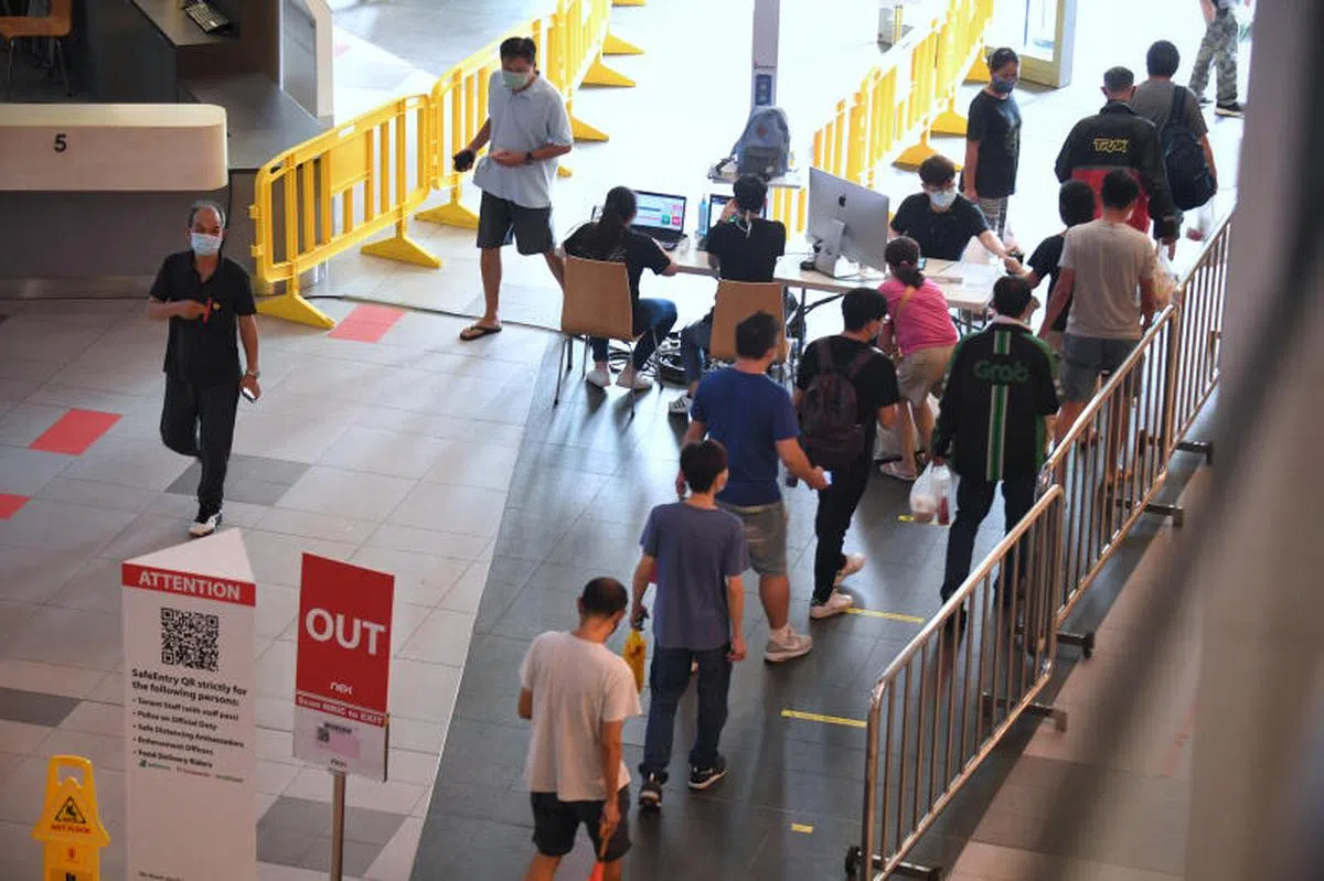  国人如今无论去哪里，都必须扫描“出入平安”（Safe Entry）追踪系统，测量体温才能进场。（海峡时报） 
