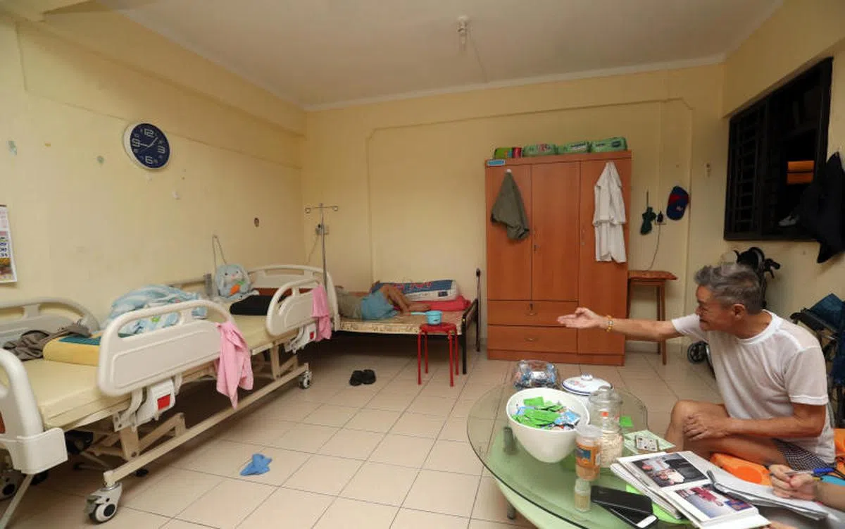  李超群和梁先生的家装潢简单，两张床和一个衣柜整齐地靠在边上，却收拾得很干净整洁。（联合早报） 