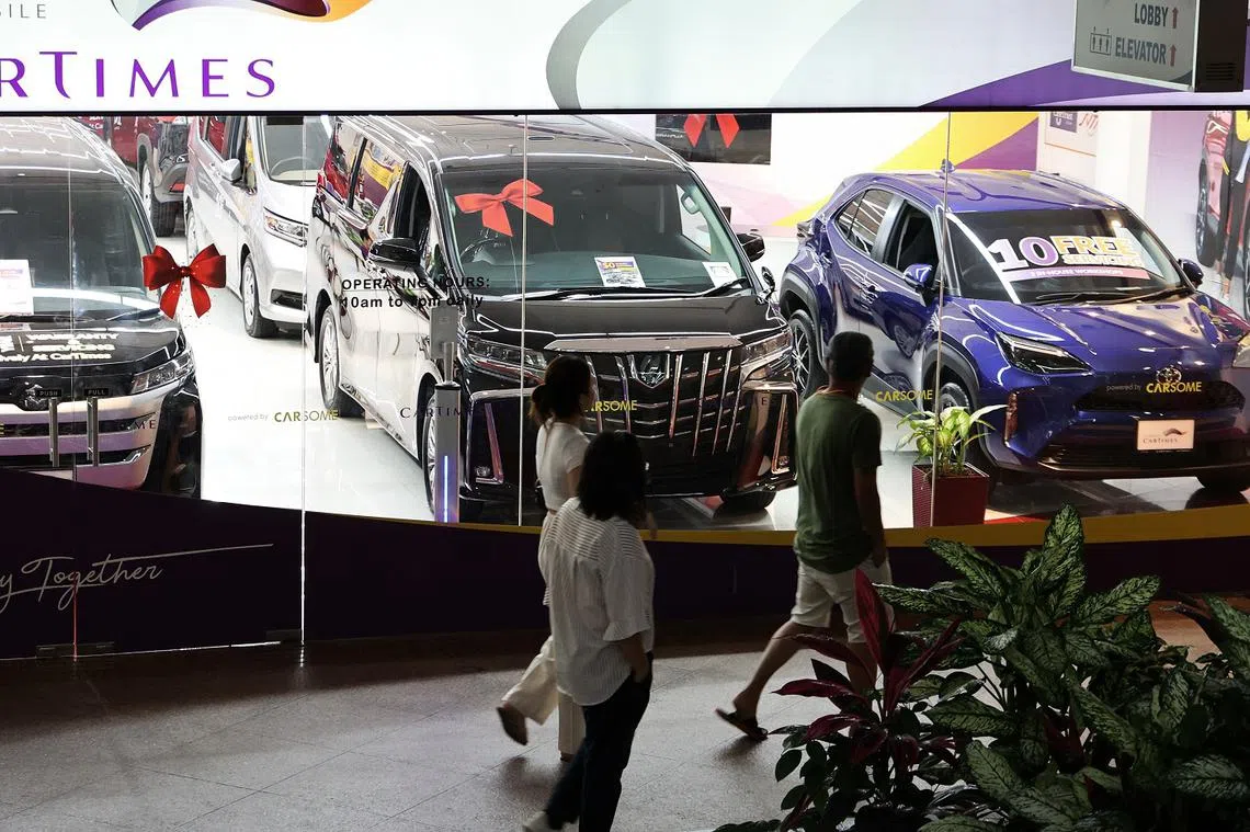 拥车证成价节节攀升，让许多等着进场买车的人望“车”兴叹。（联合早报）