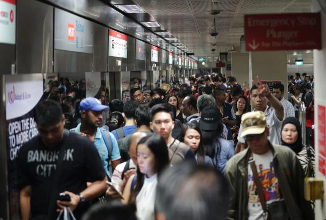 地铁南北线的新列车信号系统已稳定下来，连续150天没有发生严重故障。图为去年11月地铁南北线大面积延误时，乘客在碧山站焦急等待列车。（档案照）