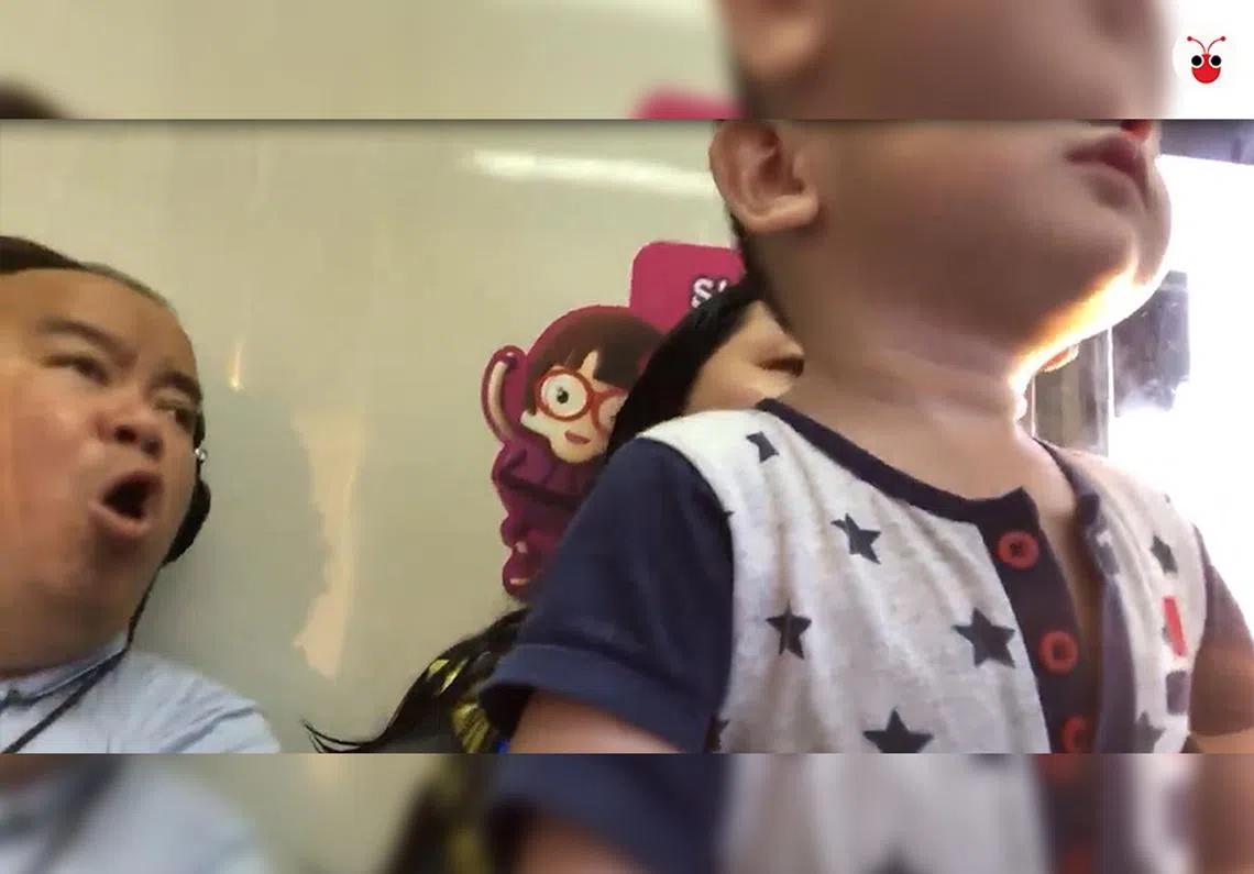 男子故意对小孩大咳后还大吼。（视频截图）