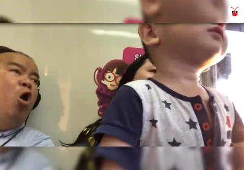 男子故意对小孩大咳后还大吼。（视频截图）