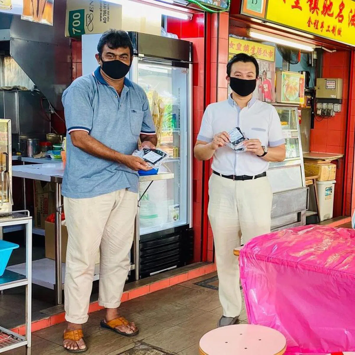  谢世儒在面簿上载了四张和当地小贩的合照。（谢世儒面簿） 