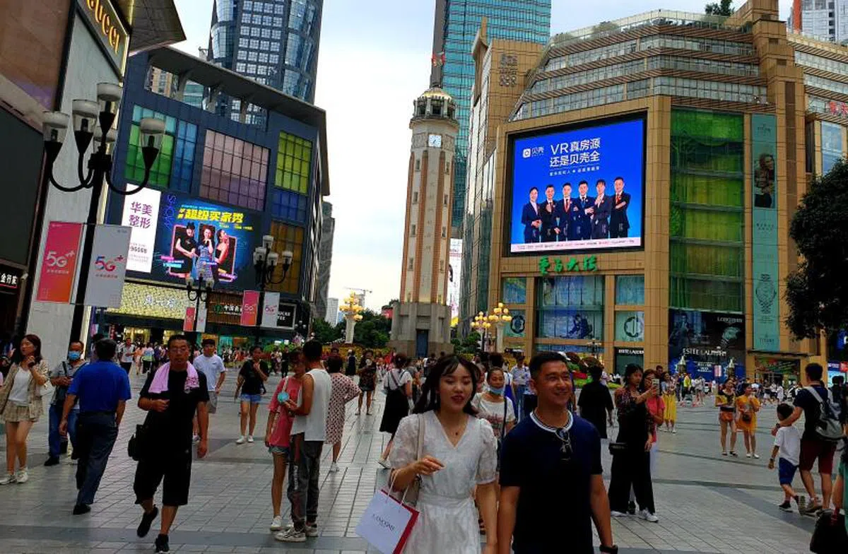  8月初，中国重庆的盛夏高温酷热吓不走游兴，著名地标解放碑商圈到处可见游人。（联合早报） 