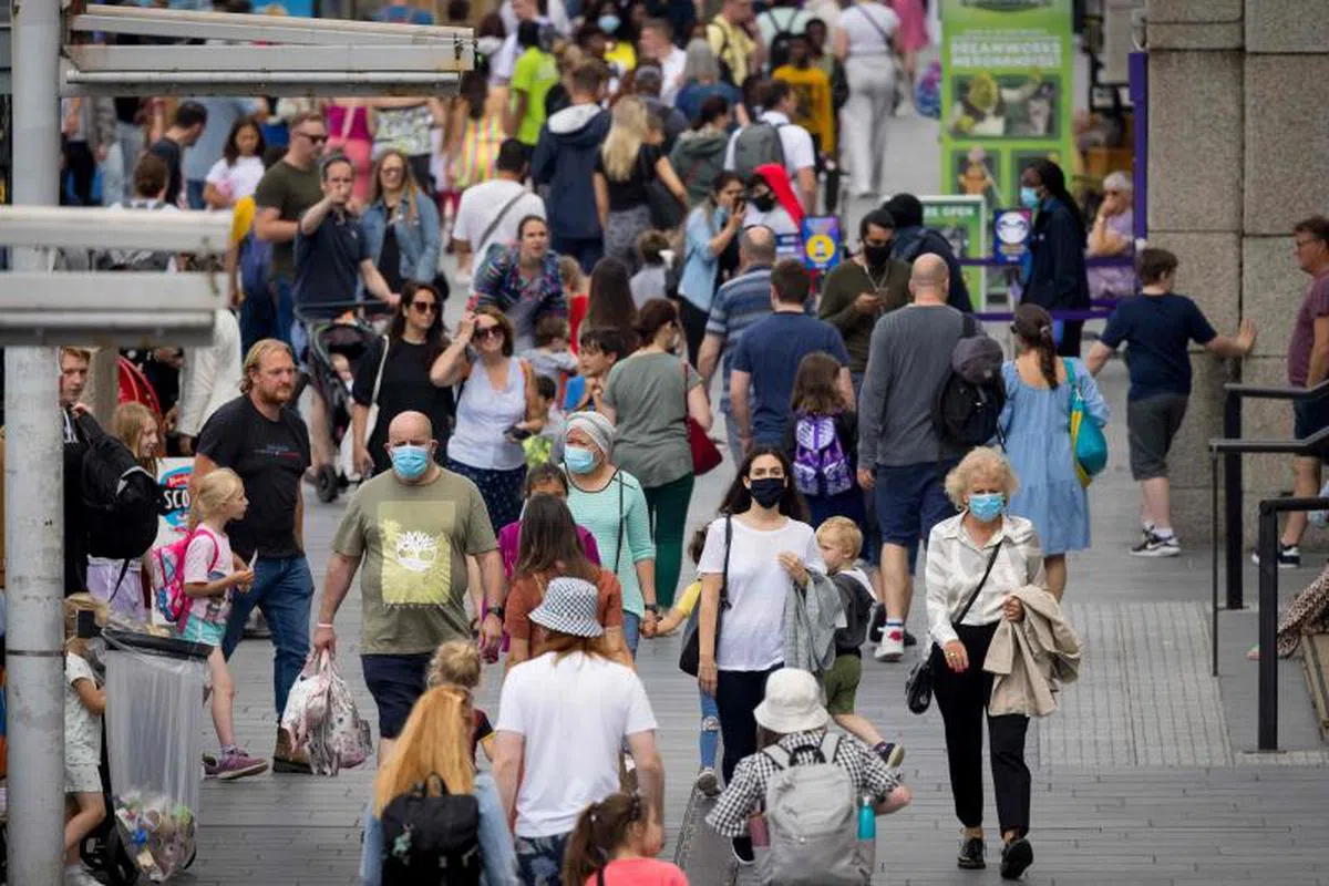  英国伦敦很多民众在户外都已经摘除口罩。（法新社） 