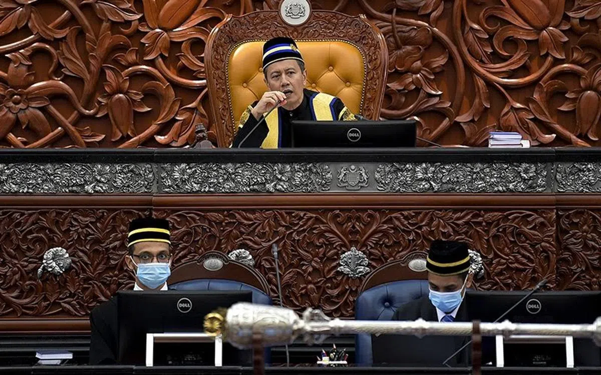  国盟阵营上个月在国会成功以新任议长阿兹哈（中）取代希盟执政时期的前议长阿里夫。（今日自由大马） 