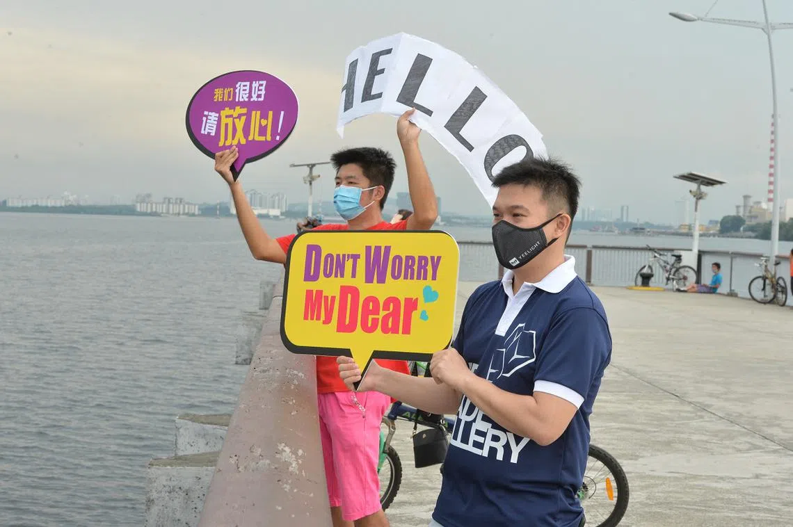 很多在新马两地奔忙的人已经超过半年没有见到家人，上周末某些困守在新加坡的马国人，终于有机会在兀兰海滨公园和新山的亲人隔海见面。（新明日报）