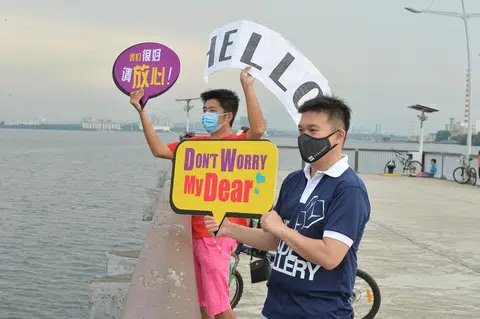 很多在新马两地奔忙的人已经超过半年没有见到家人，上周末某些困守在新加坡的马国人，终于有机会在兀兰海滨公园和新山的亲人隔海见面。（新明日报）
