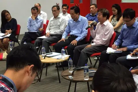 SMRT高层今天召开记者会，为10月7日水淹地铁隧道事故道歉。前排右二起：交通部长许文远、SMRT主席佘文民、SMRT总裁兼首席执行长郭木财。（海峡时报）