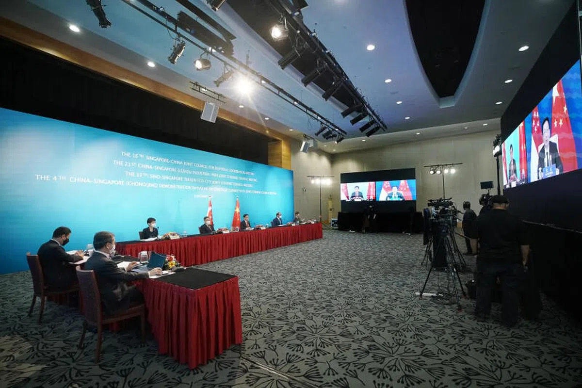  新加坡副总理兼经济政策统筹部长及财政部长王瑞杰（座位右三），以及中国国务院常务副总理韩正（屏幕右方）通过视频连线的方式，共同主持第16次新中双边合作联合委员会会议。（新闻及通讯部提供） 