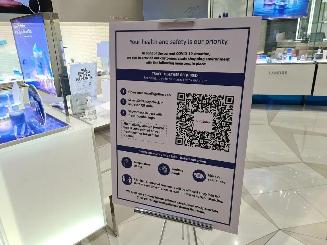 一些本地商家张贴了要求顾客使用“合力追踪”应用或携手防疫器登记的告示，但政府表示，除了试验计划下的特定场合与活动，其它商家暂时无须要求顾客如此做。（海峡时报）