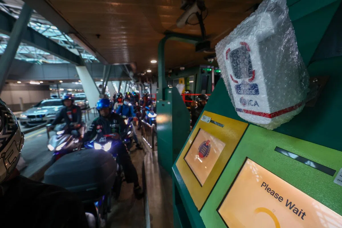 兀兰关卡的电单车通道已陆续安装了QR读码机，但读码机目前仍用气泡膜包裹着。（联合早报）