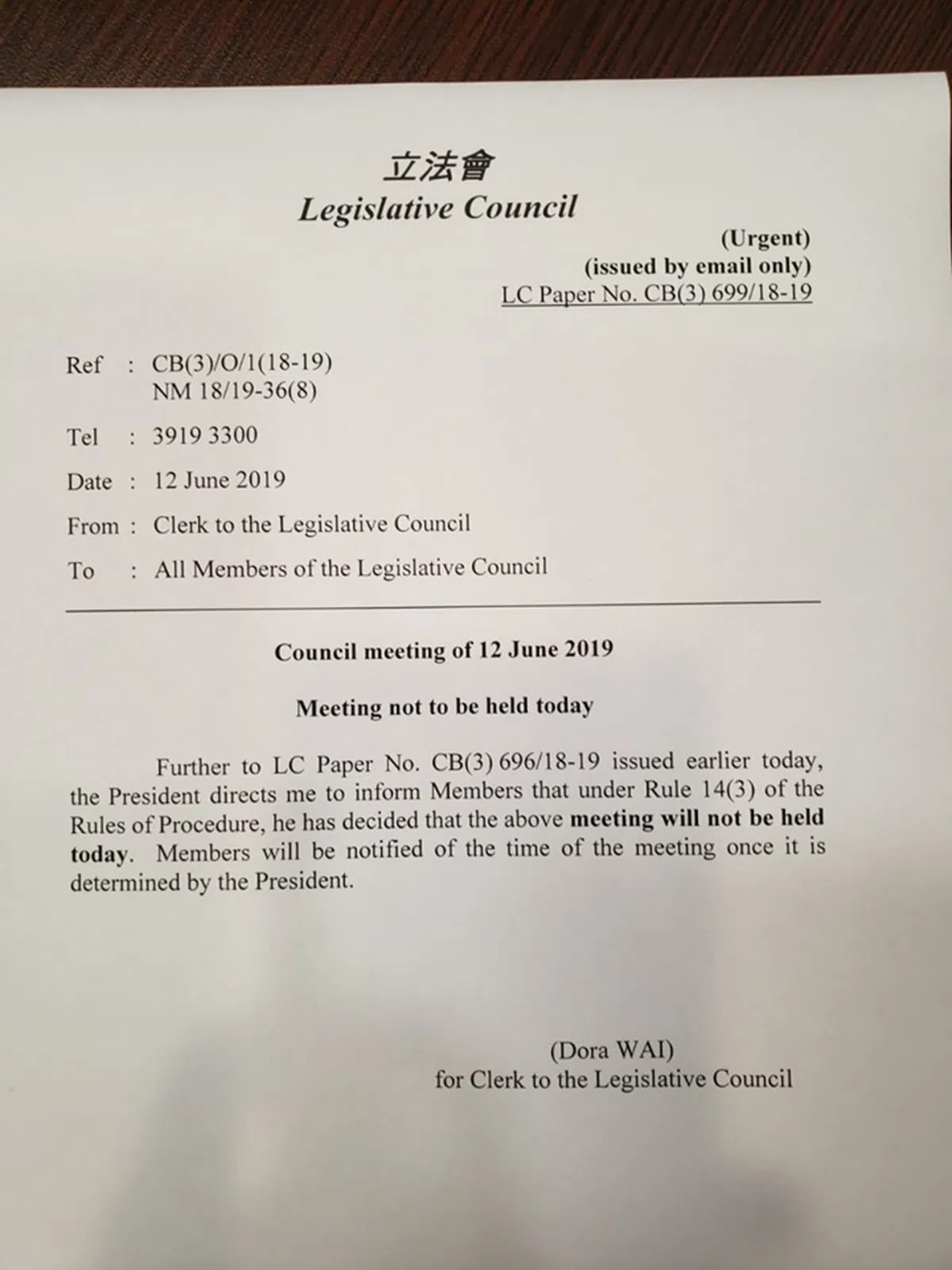  立法会秘书处宣布另订开议日期。（香港苹果日报） 