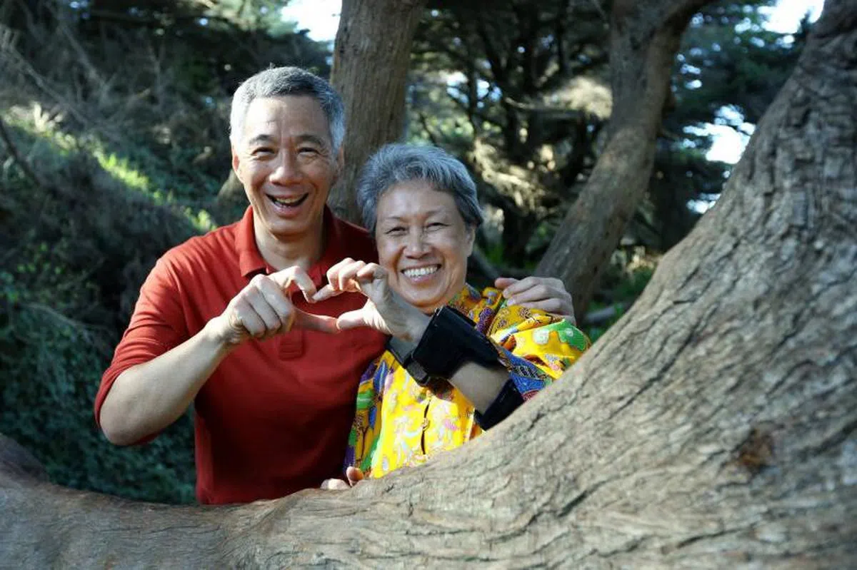  李总理（左）与何晶（右）。（李显龙面簿） 