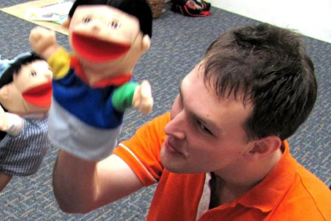 泄露上述爱之病患资料的主谋相信是32岁的美国男性公民米霍易（Mikhy K Farrera Brochez）。（新报）